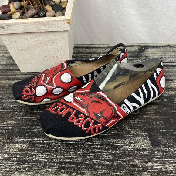 TOMS Black & Red Arkansas Football Razorbacks Print Slip on Flat Shoes 8.5 - Picture 1 of 4